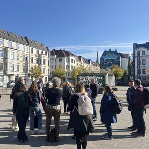 Teilnehmende beim Rundgang durch das Goethequartier