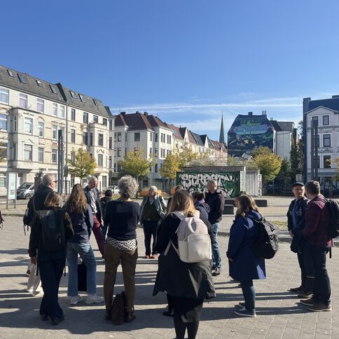 Teilnehmende beim Rundgang durch das Goethequartier